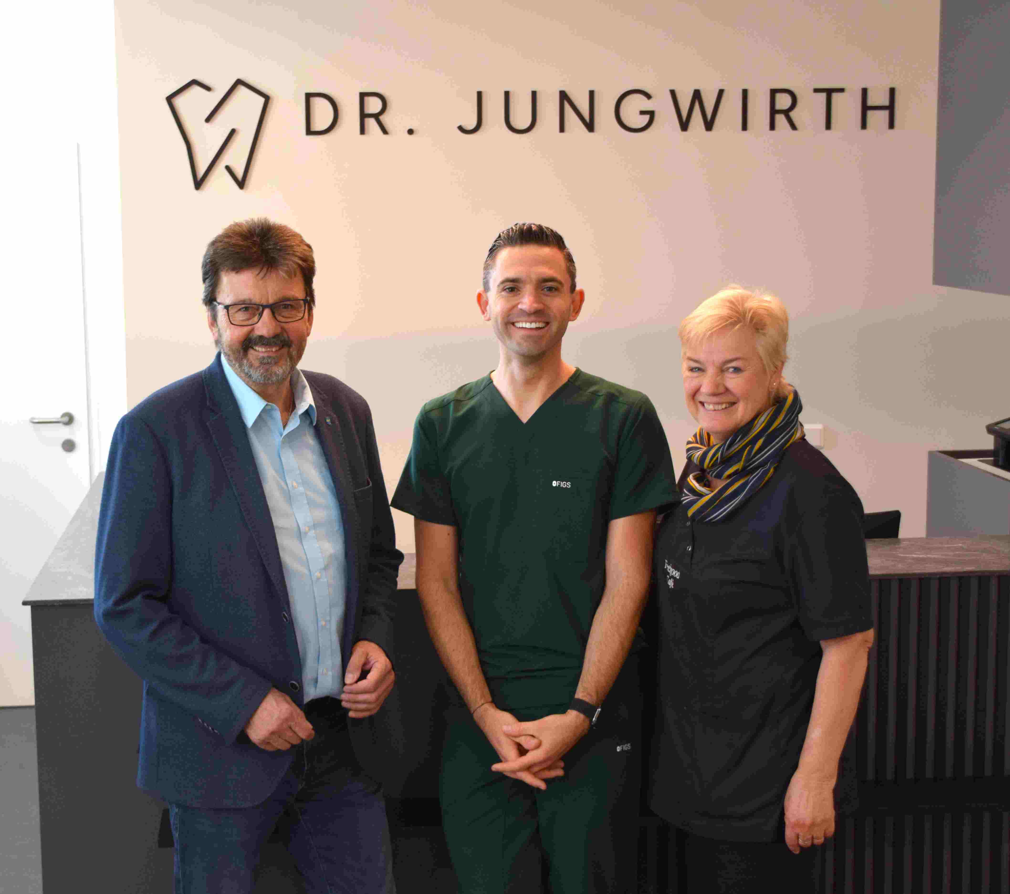 Bgm. Gerhard Lentschig (li) und Andrea Breitenseher (re) freuen sich über den neuen Zahnarzt Simon Jungwirth (Mitte) Foto: Julia Langstadlinger